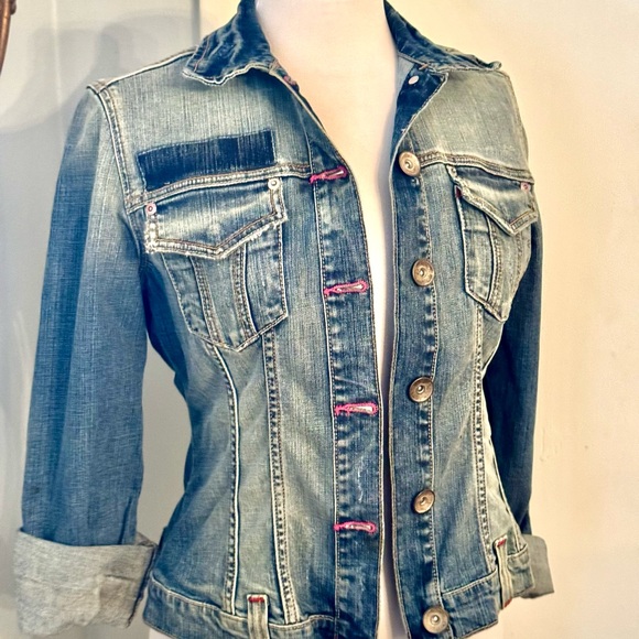 Vintage Women’s Small cropped Denim Jacket Streetwear Edgy fitted Distressed - Picture 3 of 10